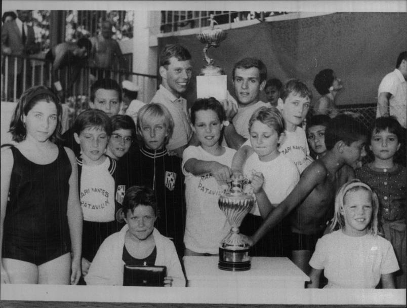Novella Calligaris, al centro della foto, all’et di 8 anni, con una coppa vinta insieme alla sua squadra. Nata a Padova il 27 dicembre 1954 ha sempre gareggiato per la Rari Nantes Patavium